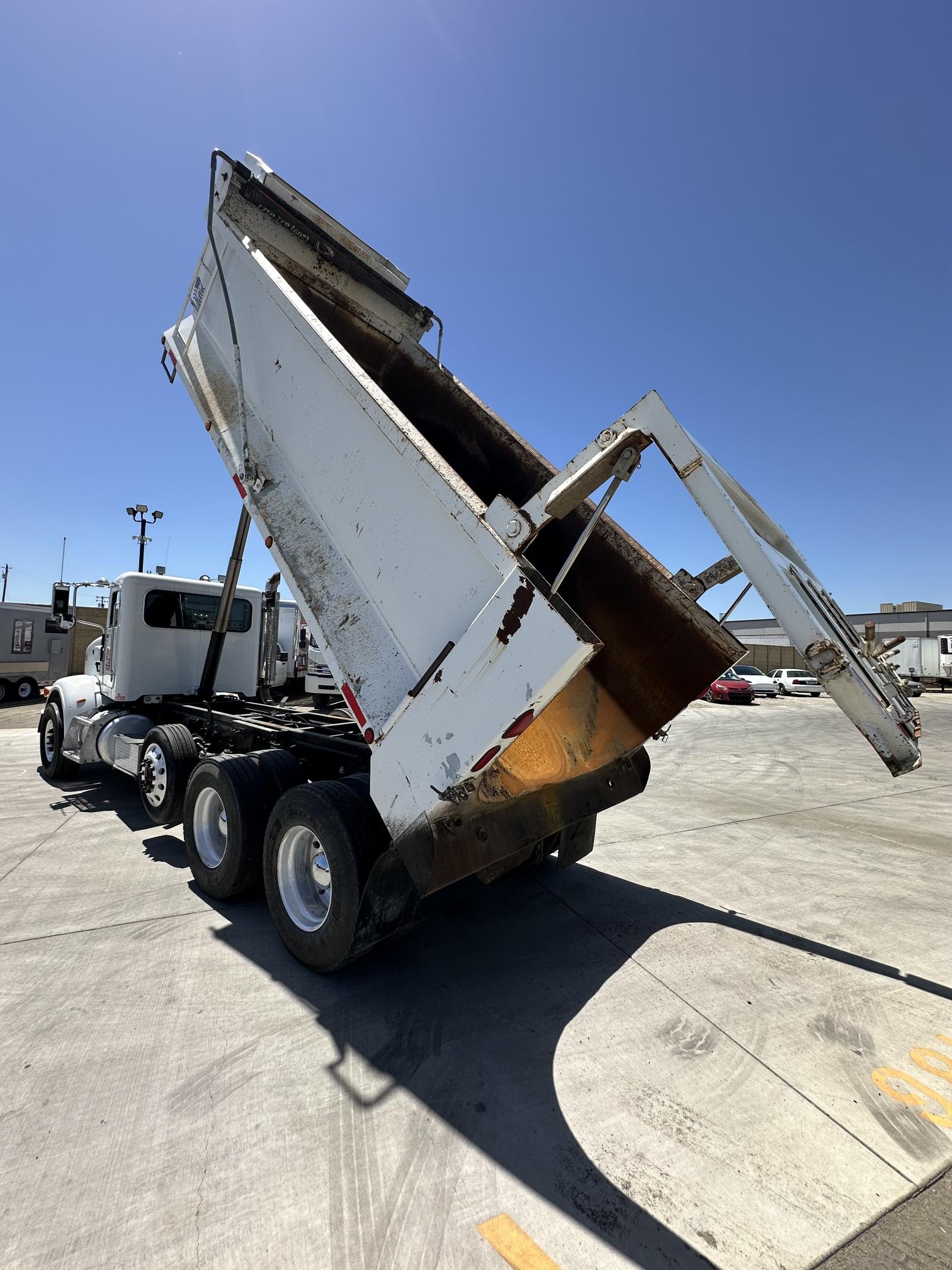 2009 PETERBILT 365 - Image 2